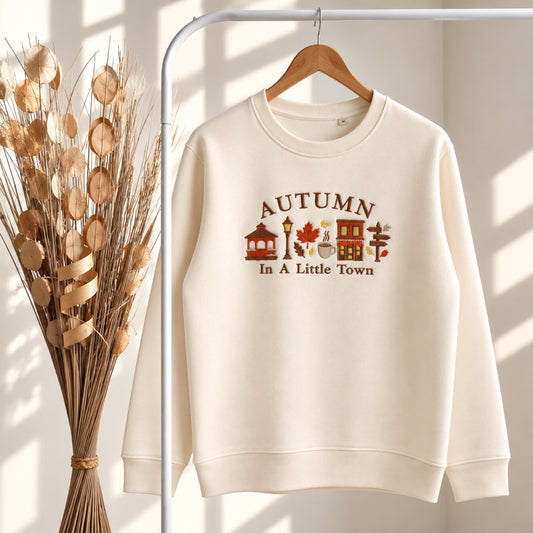 Sweat brodé « In a little town » d’Automne